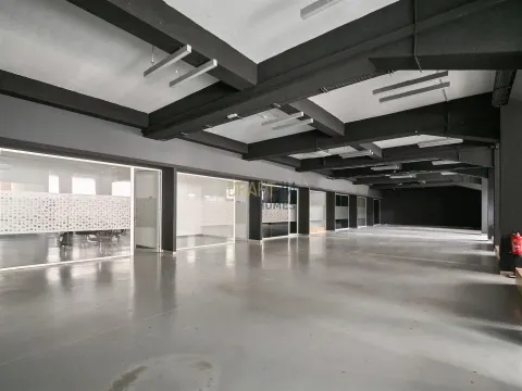 Almacén/oficina en alquiler – 648,01 m²