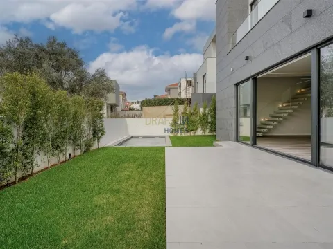 Villa de lujo de 4 dormitorios con ascensor, totalmente nueva en Estoril.