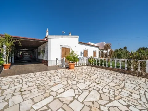Casa independiente de 4 dormitorios con piscina y garaje