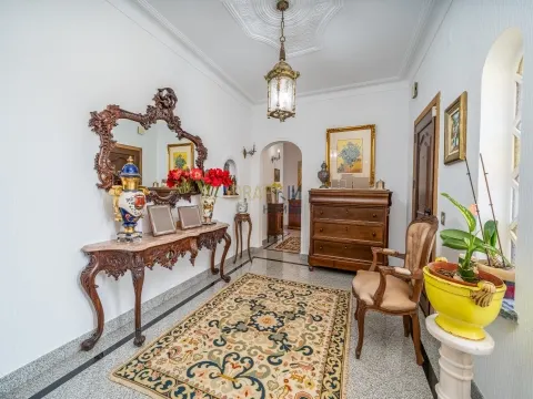 Casa independiente de 4 dormitorios con piscina y garaje