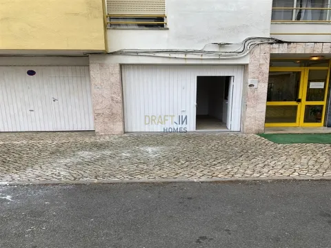 Garaje en alquiler de 14 m² en Mem-Martins Garaje de 14 m² en Mem-Martins  Garaje de 14 m², situado