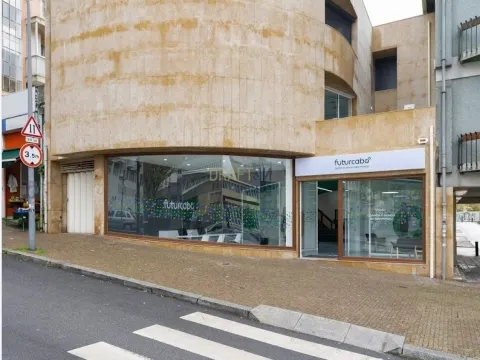 Loja Comercial com Potencial Único – Ferreira Lapa / Bom Sucesso, Porto
