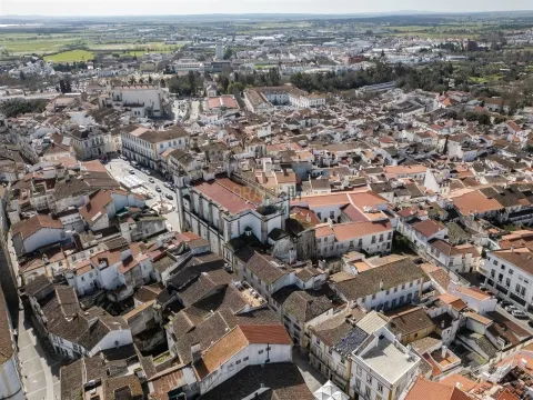  Espaço Comercial com 60 m² no Centro Histórico de Évora