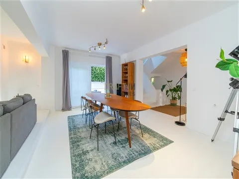 Casa indipendente con 4 camere da letto, jacuzzi, terrazza e balcone a Murtal, Parede.