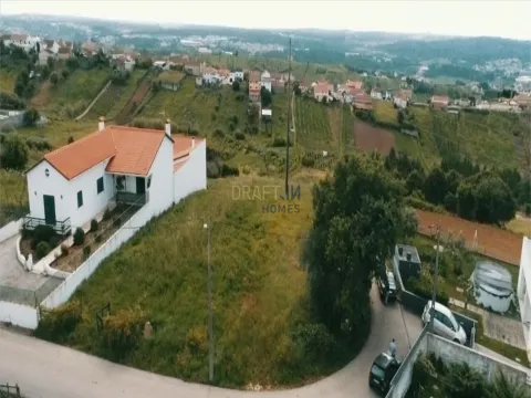 Terrain pour la construction de trois villas jumelées V3 d´architecture moderne