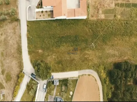 Terrain pour la construction de trois villas jumelées V3 d´architecture moderne