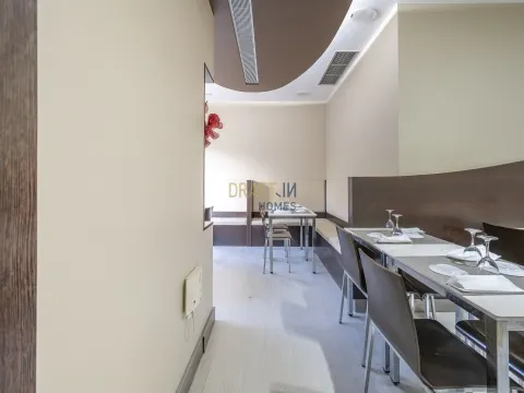 Equipped café/restaurant, ready to go.