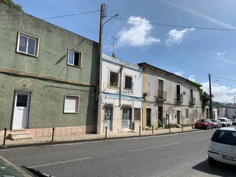 Prédio em Frielas Loures com 2 apartamentos de tipologia T2.