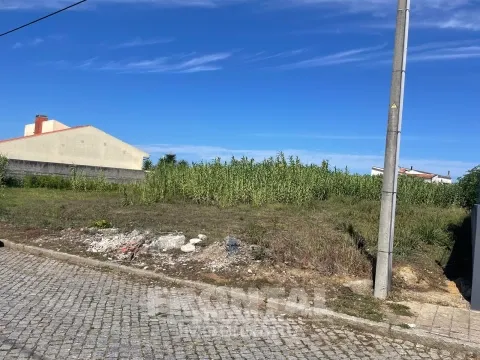 Terreno com Projeto Aprovado para Moradia T4 Geminada – Miramar/Francelos