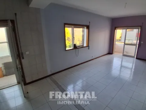 T2 com Cozinha Equipada, Elevador e Garagem | Perto do Metro, Baguim Do Monte