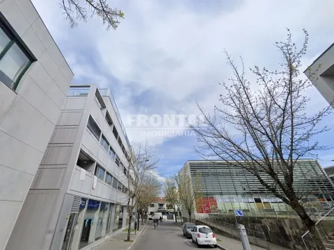Loja de Rua - Cerca de 100m2 &#124; São Mamede De Infesta, Matosinhos