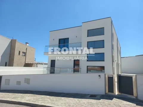 Detached 4-bedroom house - 244 m2 &#124; Mirandela Center, Bragança