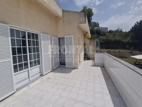 Moradia T3 com Terraços, Jardim e Muita Luz Natural – Grijó