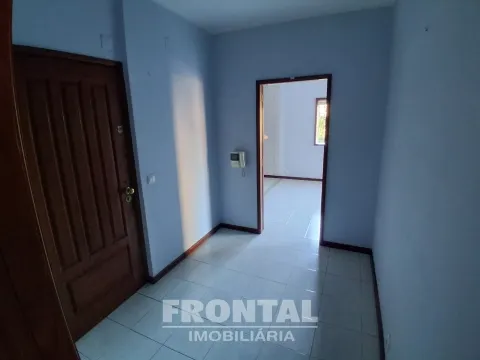T2 com Cozinha Equipada, Elevador e Garagem &#124; Perto do Metro, Baguim Do Monte