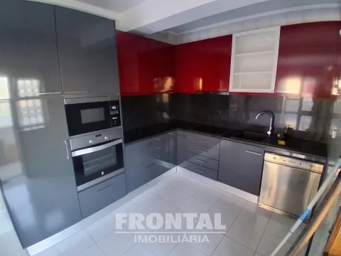 T2 com Cozinha Equipada, Elevador e Garagem &#124; Perto do Metro, Baguim Do Monte