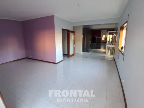 T2 com Cozinha Equipada, Elevador e Garagem &#124; Perto do Metro, Baguim Do Monte
