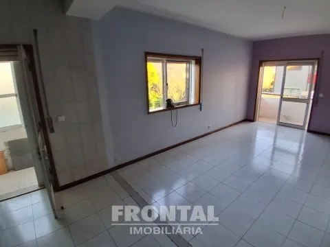 T2 com Cozinha Equipada, Elevador e Garagem &#124; Perto do Metro, Baguim Do Monte