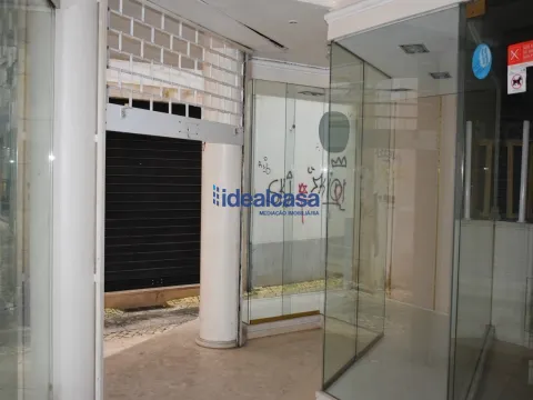 Arrenda loja na baixa de Coimbra. Boas áreas