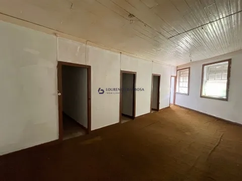 Moradia para recuperar em Medelo 