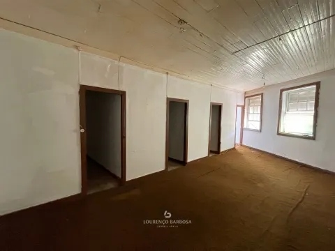 Moradia para recuperar em Medelo 