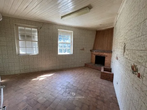 Moradia para recuperar em Medelo 