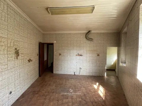 Moradia para recuperar em Medelo 