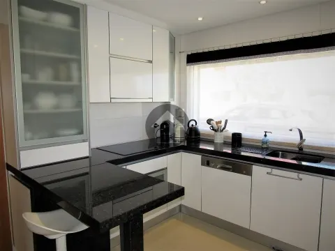 modern 4-bedroom villa just 10 minutes from Baleal Beach, in Portugal’s stunning Silver Coast.