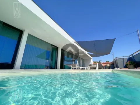 moderne en luxueuze villa aan de prachtige Zilverkust van Portugal te bieden heeft.