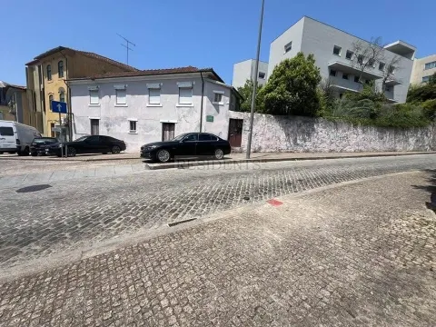 Moradia T4 c/ Jardim, próxima da Foz, com vistas sobre o Rio Douro para remodelar
