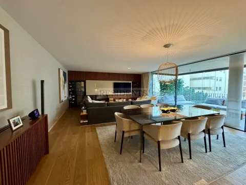 4-Bedroom Apartment with Terrace and Balcony in Foz do Douro | Garage and Storage