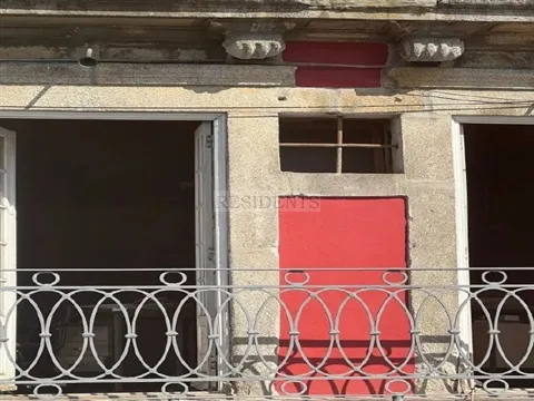 Deux immeubles mitoyens en bordure du Douro, dans le quartier historique de Porto, offrant une vue i