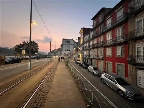 Deux immeubles mitoyens en bordure du Douro, dans le quartier historique de Porto, offrant une vue i