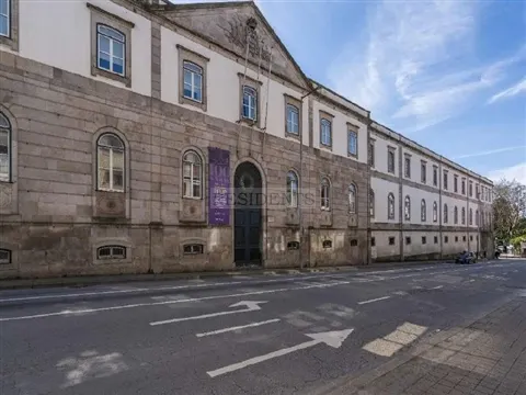 Immeuble à rénover au cœur de Porto