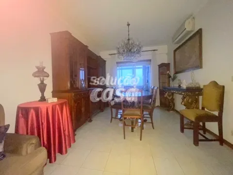 Apartamento T2+1 localizado na Avenida da República, Vila Nova de Gaia.