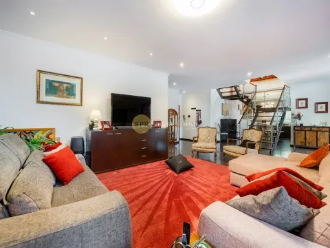 Luxurious 5 bedroom apartment with private pool in Portimão