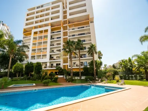 Luxurious 5 bedroom apartment with private pool in Portimão