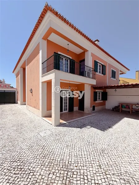  Moradia T5 à Venda em Almeirim – Espaço, Conforto e Funcionalidade!