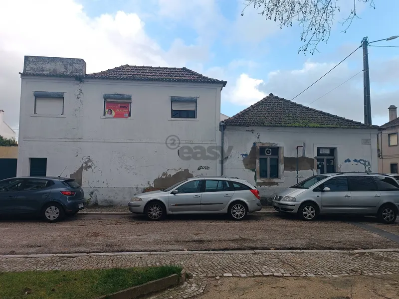 Moradia T3, 2 pisos para remodelar numa das zonas mais bonitas