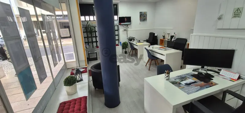 Loja com 66m2 na Venteira junto Igreja