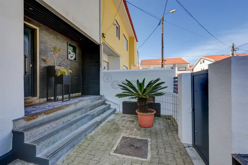 Moradia no Algueirão, remodelada, próxima da estação de comboio