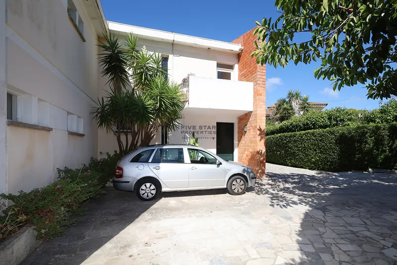 Apartamento T5 em Moradia – Jardim e Piscina Privativos – São Pedro do Estoril