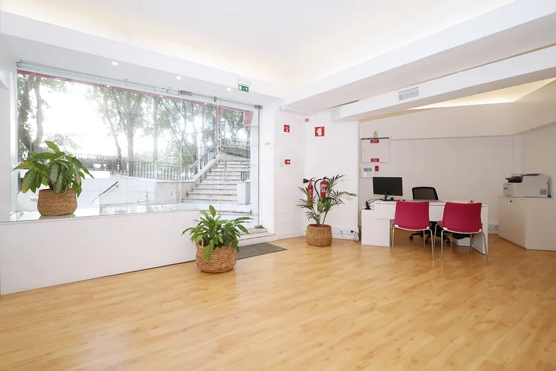 Location - Boutique - Algés/Miraflores - Grande vitrine