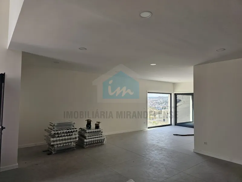 Moradia moderna com piscina exterior em Mirandela