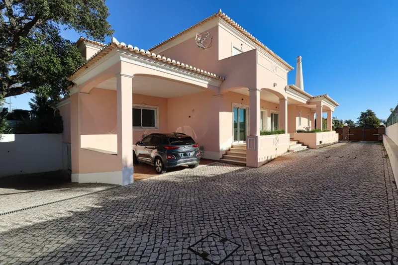 Exclusive 6 bedroom villa with 663 m2 of built area