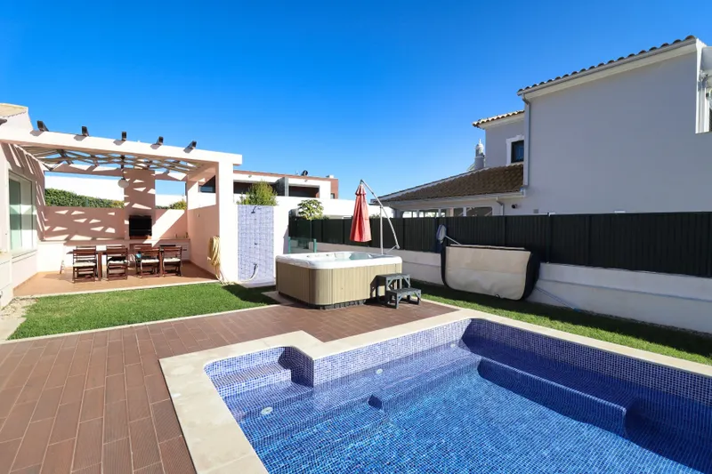 Exclusive 6 bedroom villa with 663 m2 of built area