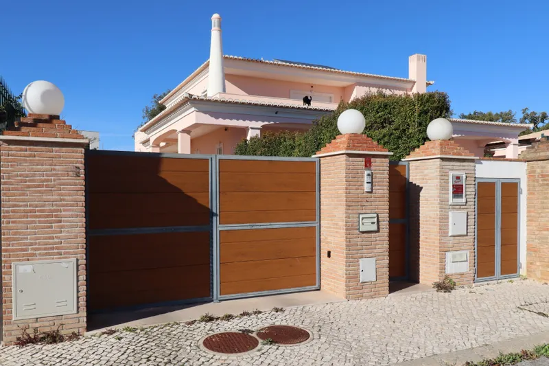 Exclusive 6 bedroom villa with 663 m2 of built area