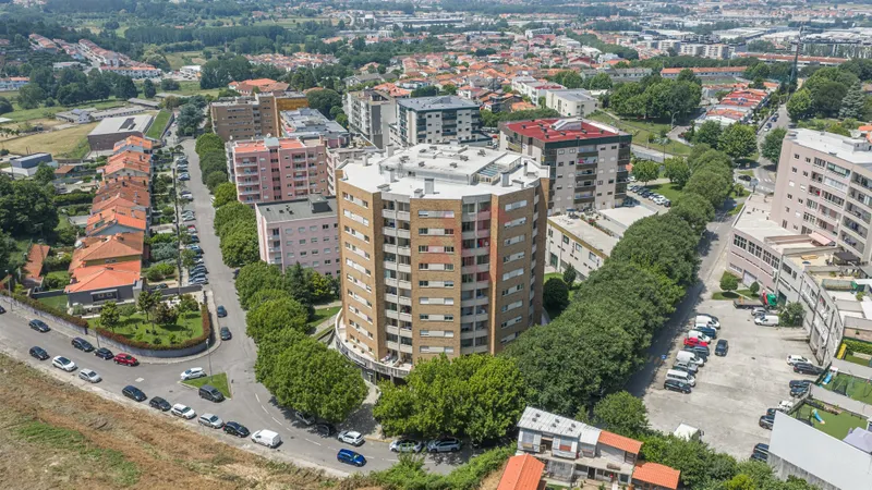 3-Zimmer-Wohnung | Wohnzimmer mit Kamin | Ausgestattete Küche | Suite | AC | Geschlossene Garage | Echt, Braga
