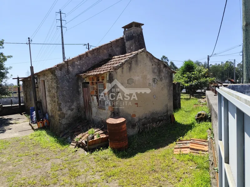 Moradia isolada T2 para remodelar com logradouro em São Miguel do Souto