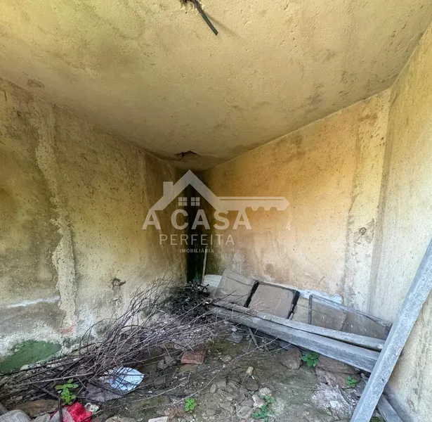 Moradia isolada T2 para remodelar com logradouro em São Miguel do Souto