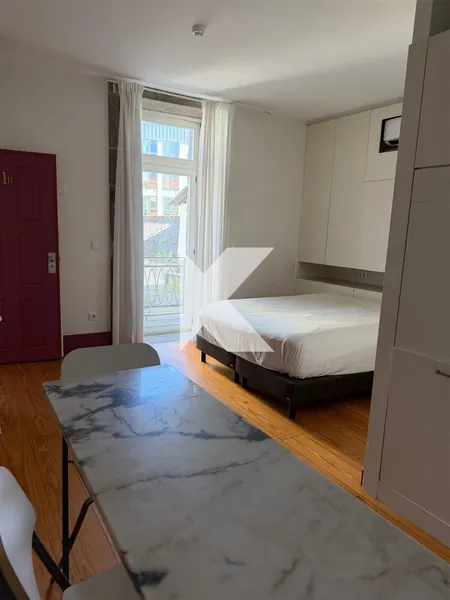 T0 Remodelado com Varanda na Baixa do Porto – Rua do Bonjardim